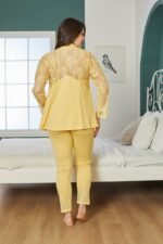 ⁦بيجاما قطن أصفر كم دانتيل ثلاث قطع مع ستراس⁩ - الصورة ⁦2⁩